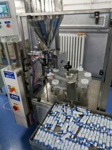 automatische Füll- und Verschließmaschine / volumetrisch / für zähflüssige Produkte / für Rohre