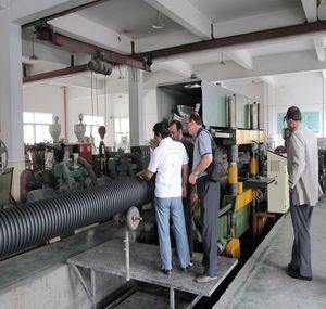 Extrusionsanlage für doppelwandige Wellrohre / für PP / für PE / mit Wasserkühlung