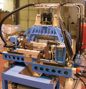 automatische Stanzmaschine / hydraulisch / für Kunststoffleitungen / Hochgeschwindigkeit