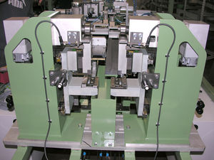 automatische Stanzpresse / elektrisch / mechanisch / für Kunststoffprofile