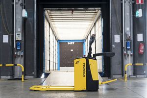 elektrischer Hubwagen / mit Fahrerplattform
