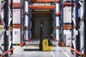 elektrischer Stapler / mit Fahrerplattform / Begleiter