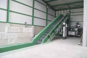 Bandförderer / für die Recyclingindustrie / für Abfall / mit Kettenantrieb