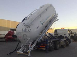 Transport-LKW / Tanklast für Pulver und Granulat / 4-Achsen