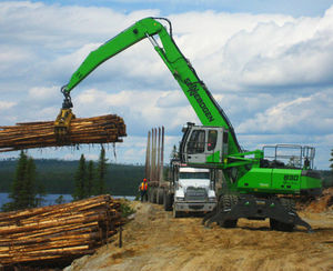 Holzladekran mit Gelenkausleger / mobil / schleppbar