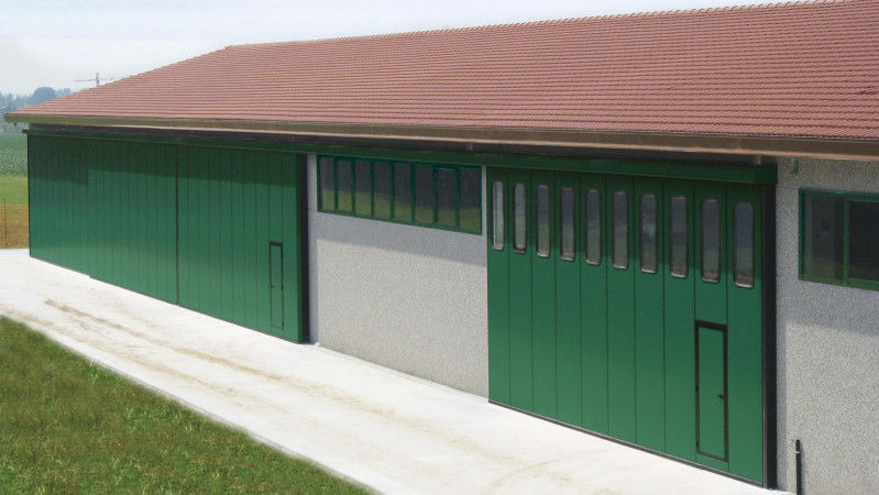 Vertikal Schiebetür Roteo Gold Ballan Spa Aus Galvanisiertem Stahl Isoliert Industrie Roteo Gold Ballan Spa, Pole Barn Sliding Door Track Cover