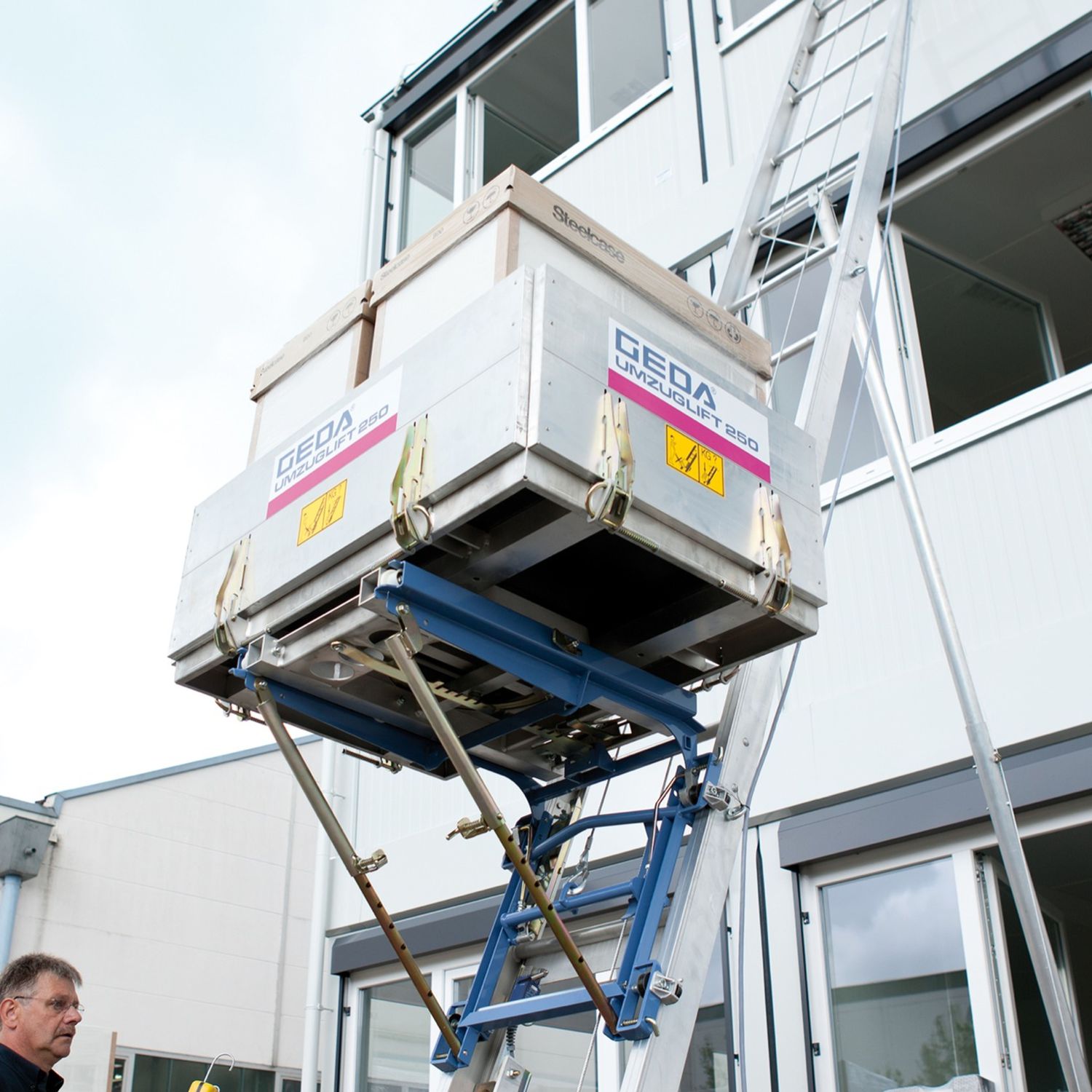 Lastenaufzug mit elektrischem Antrieb - 200 Series - GEDA GmbH - mobil / Säulen