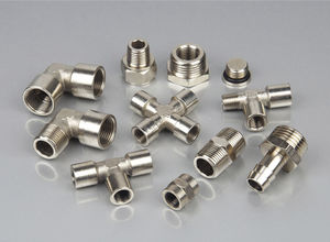 Rohradapter / Reduzier / Gewinde / aus vernickeltem Messing