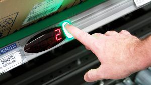 pick-to-light-Kommissionieranlage