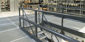 Stahlbaubühne mit Aufbewahrungssystem
