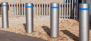 Feststehender Poller / mit flachem Einbau