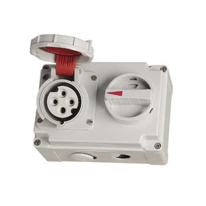 wandmontierte Steckdose und Stecker 1