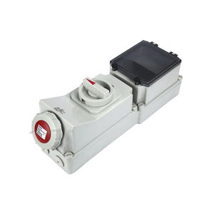 wandmontierte Steckdose und Stecker 1