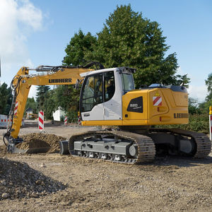 mittelgroßer Bagger