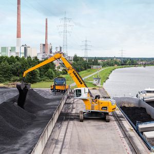 Umschlagbagger auf Raupen
