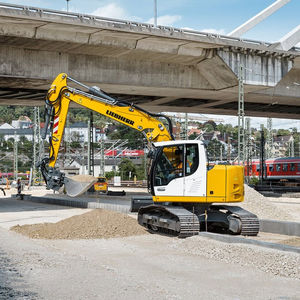 mittelgroßer Bagger