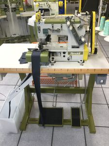 Nähmaschine mit Fadenabschneider