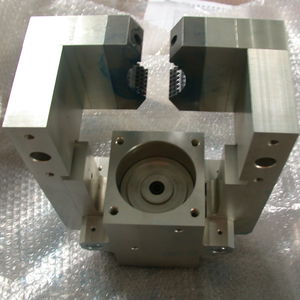 Manipulatorarm mit Greifsystem / für Handling von Fahrzeugteilen / kartesisch