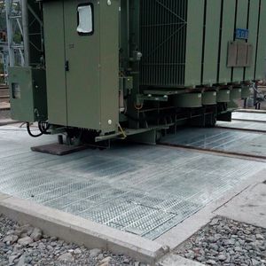 Feuerschutzdecke für Graben unterhalb des elektrischen Transformators / mit Ableitblechen