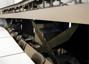 festinstallierte Scherenarbeitsbühne