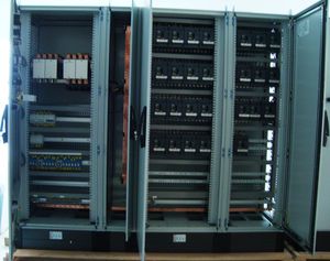 voll ausgestatteter elektrischer kasten