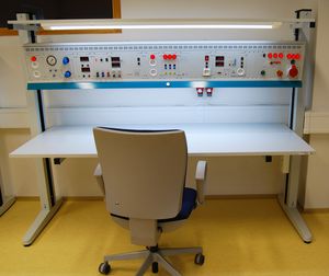 Industriearbeitsplatz / für Labor / ergonomisch / Modular