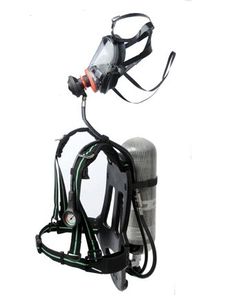 Helm mit Atemluftzufuhr 1