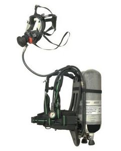 Helm mit Atemluftzufuhr 1