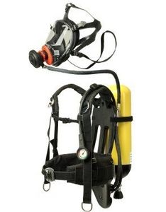 Helm mit Atemluftzufuhr 1