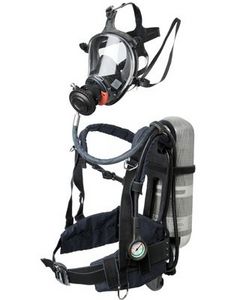Helm mit Atemluftzufuhr 1