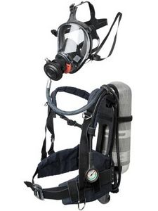 Helm mit Atemluftzufuhr 1