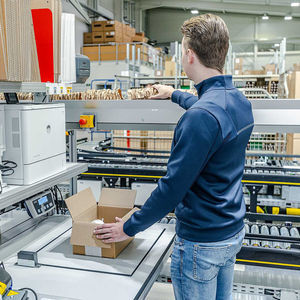 höhenverstellbarer Verpackungsstand 1
