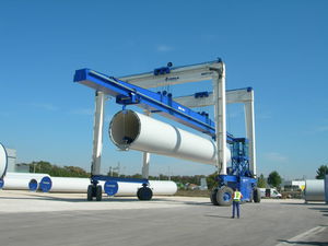 Portalhubwagen für den Umschlag von Ausrüstungen von Windkraftanlagen 1