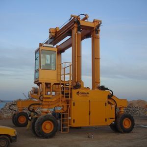 Portalhubwagen für den Umschlag von Ausrüstungen von Windkraftanlagen 1