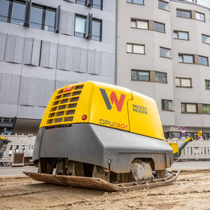 Vorwärtslaufende Rüttelplatte
