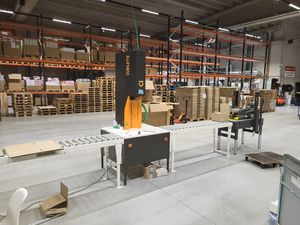 Verpackungsmaschine zur Höhenreduzierung von Faltkartons 1