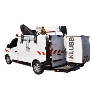 Gelenkarbeitsbühne auf Transporter