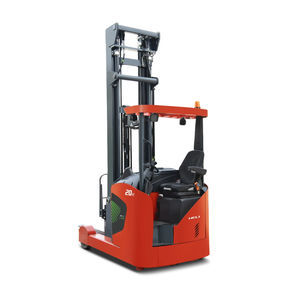 elektrischer Schubmaststapler 1