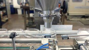 automatische Füll Verschließ Etikettiermaschine