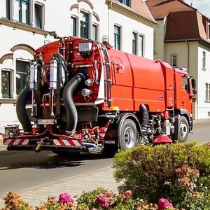 LKW-montierte Kehrsaugmaschine 1