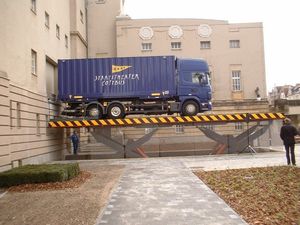 festinstallierte Scherenarbeitsbühne 1