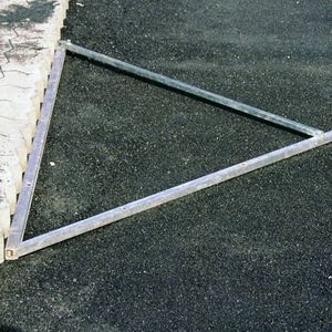 Befestigungswinkel zum Ausrichten von Pflastersteinen 1