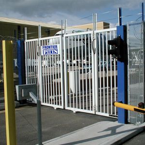 schwenkbares Eingangstor / automatisch / motorisiert / manuell