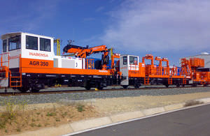 Kran zur Anwendung im Eisenbahnbereich / schienenmontiert / mit Gelenkausleger / zum Laden