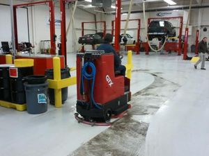 Aufsitz-Scheuersaugmaschine / batteriebetrieben / kompakt