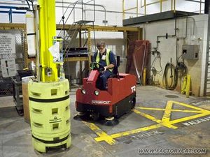 Aufsitzkehrmaschine / batteriebetrieben / kompakt