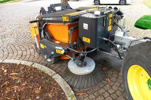 gezogene Kehrmaschine