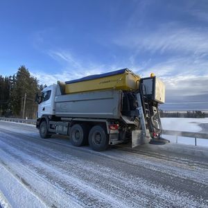 sandfarbener Streuwagen