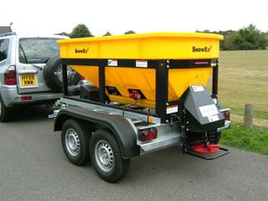 sandfarbener Streuwagen / auf Wagen