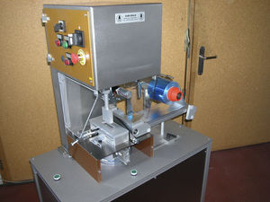 halbautomatische Verpackungsmaschine / Falteinschlag / für Papier / für Süßwaren
